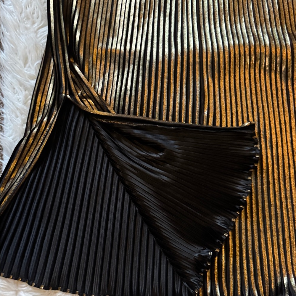 NY Colllectio. Metallic Gold Skirt - Picture 6 of 10